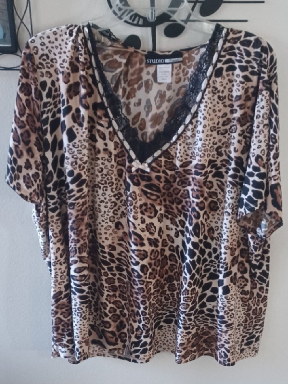 Plus Studio Donatella Leopard VNeck w/Bow & lace Short Sleeve Stretch PJ Top 3X
